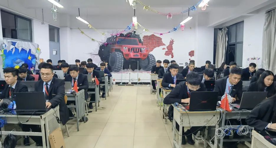 八维学校让学子掌握智能技术开发的核心技能打造创新人才培养基地
