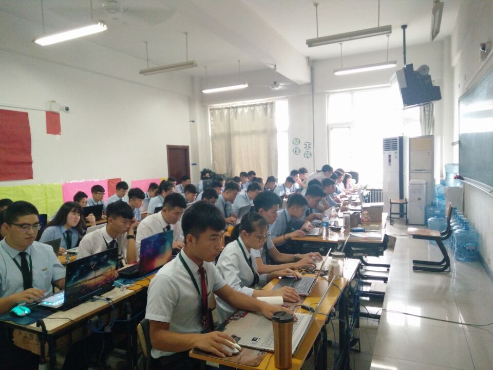 八维学校驾驭云端力量开启数字时代云计算学习新篇章