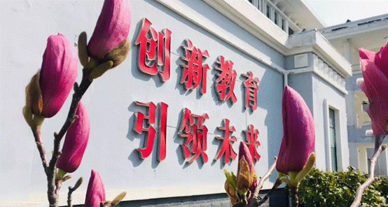 江苏宿迁八维教育职业学?？艟鸵悼焖偻ǖ来蛟熘俺【⒌蔫参蠢?/></p><p>　　其次，江苏宿迁八维教育通过培养学生"硬实力、软实力、巧实力"，让学生不仅具有硬实力，也具备创新的思维、强大的学习力、全面的人际交往能力、解决问题的能力等软实力；将硬实力与软实力进行了巧妙结合，在关键时刻完美展现自身实力，助益学生在竞争激烈的职场环境中脱颖而出。除此之外，江苏宿迁八维教育紧随国家政策和科技走向，及时更新、升级实训项目库，借力新质生产力，培养符合行业标准，满足企业需求的高技能人才。2024年课程体系已升级至20.0，其中九大专业百分百涉及新质生产力，建立新质生产力项目库，其中24个项目获得软著证书，引进联想AI工业质检实训室落地江苏宿迁八维教育职业学校等。</p><p>　　在教学中，江苏宿迁八维教育采用"单科精进，串行排课"的方式，让学生学通、学透知识点，完成了一科的学习才会进入下一科，这大大提高了教学的质量，讲究精学精讲。其次，老师坚持使用"成就驱动教学法"，通过新颖的案例分析、互动式教学方法、有趣的课堂引入，吸引学生的注意力。就业上，建立专业人才靶向培养体系，通过2万薪岗位能力模型，"专业碎片化"+"专高?？榛?quot;+"实训标准化"直对靶心。从"四阶十月"开始，把项目流程、项目意识、项目标准置入"讲、练、测"全周期，帮助学生完成职场身份的转变。</p><p style=