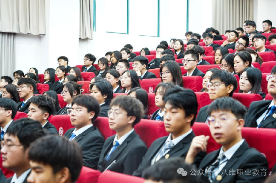 宿迁八维学?？沟诙烊笱耙倒婊笕芭嘌祷?/></p><p>　　本次培训活动不仅是对党中央、国务院关于高校毕业生就业工作决策部署的积极响应，也是深入落实教育“立德树人”根本任务的重要举措。八维集团也将以此为契机，在尤明曦董事长的带领下，继续全面贯彻落实教育“立德树人”根本任务，持续关注学生的职业发展需求，并为学子们提供更加专业、高效的职业规划指导和服务。</p><p>　　展望未来，八维集团宿迁职业技术学院将不忘初心，牢记使命，以助力学生高质量就业为目标，不断创新教育模式，优化职业规划指导服务，为每一位学子实现职业理想保驾护航。相信在八维的助力下，更多学子将无畏风雨、勇往直前，开创属于自己的辉煌未来！</p>														    <p>标签：
																														<span style=