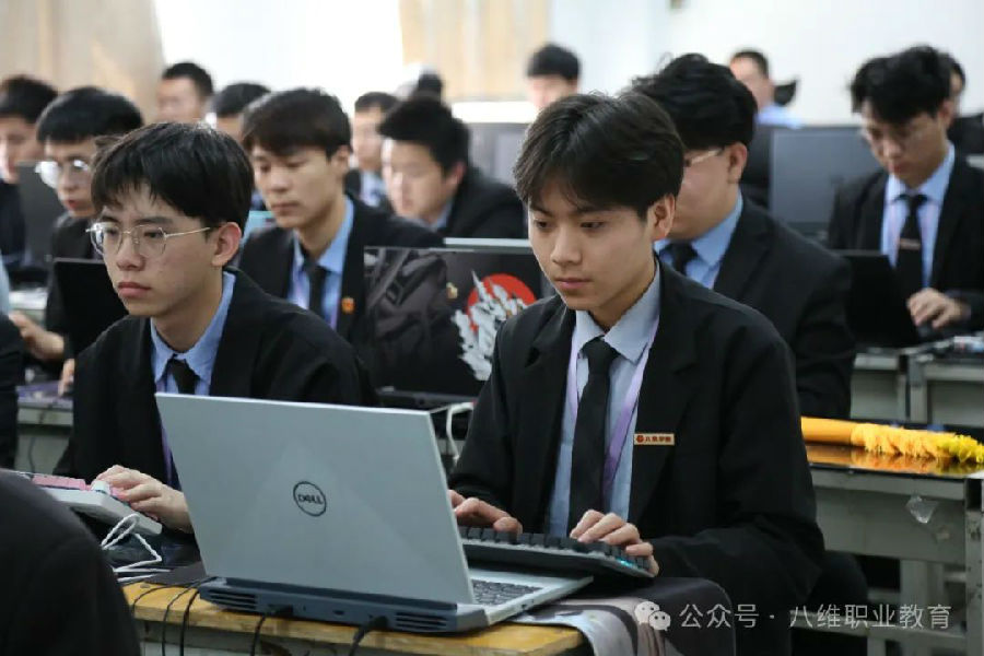 八维职业学?？炖殖刹诺奈滞辆鸵档募崾岛蠖?/></p><p>　　“快乐”是八维职业学校核心价值观的内容，“快乐成才”更是我们的追求。因此，八维职业学校采用“成就驱动教学法”，以案例教学为核心，引导学生主动学习。教学流程包括案例分析、知识获取、知识运用、知识扩充和创造发挥，旨在通过解决实际问题让学生获得成就感，并提高自主学习能力。教师努力营造快乐的教育环境，开发学生潜能；学生刻苦学习知识，磨练实践技能。</p><p>　　八维职业学?；棺⒅赜炜炖执葱碌难盎肪常ü榻ㄑ靶∽?，促进学生间的交流与合作，让学习变得如同游戏般有趣。学生在小组中共同面对挑战，分享成功的喜悦，从而提升学习的积极性和学习效果，让学习过程不再枯燥乏味。在八维职业学校寓教于乐的课堂中，学生不仅能收获知识，还能感受快乐。八维职业学校提供多彩舞台让学生展示才华、丰富知识、提升技能和挖掘潜力。班干部、学生会成员和社团组织者通过竞职演讲产生，锻炼思维能力和表达力。早课、日课、晚课的分享让学生复盘学习内容，成为价值传递者，同时提升语言组织和沟通能力。这种环境全面促进了学生的成长和发展。</p><p style=