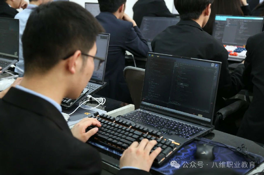 八维职业学?？炖殖刹诺奈滞辆鸵档募崾岛蠖?/></p><p>　　如八维职业学?！叭巳私钥筛咝Э炖殖刹拧彼锏慕逃砟钜谎胖实慕逃涤写鸢?，优异的就业成绩就是答案。从“KFC”的字母拆解中，八维职业学校展现出一条清晰的职业教育路径：以知识赋能筑牢基础，以乐趣驱动挖掘潜能，以优质就业兑现承诺。这种模式恰恰印证了“好教育自有答案”的观点，更在数字经济时代下为学子们提供一条成才的捷径。</p>														    <p>标签：
																														<span style=