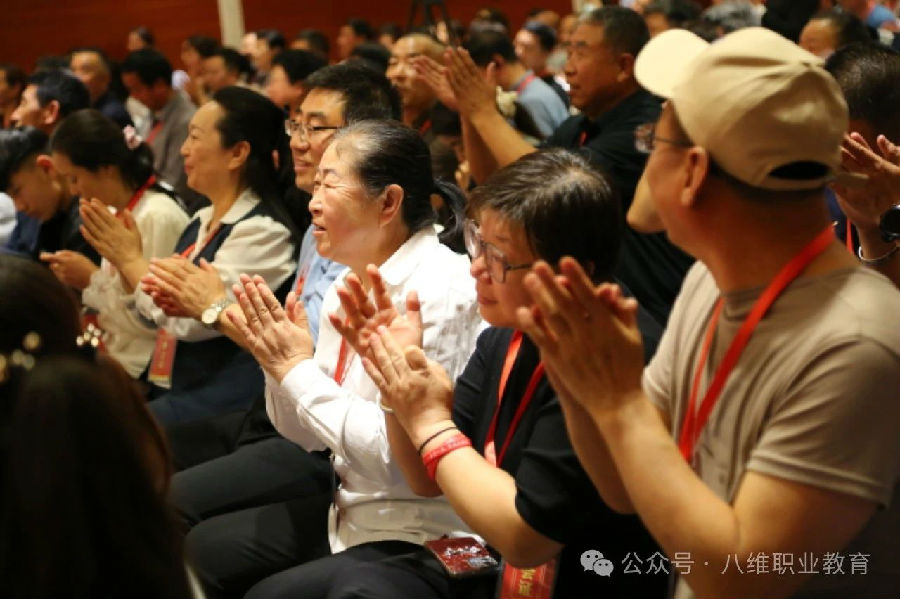 北京八维信息集团大学生短训感恩谢师会隆重举行