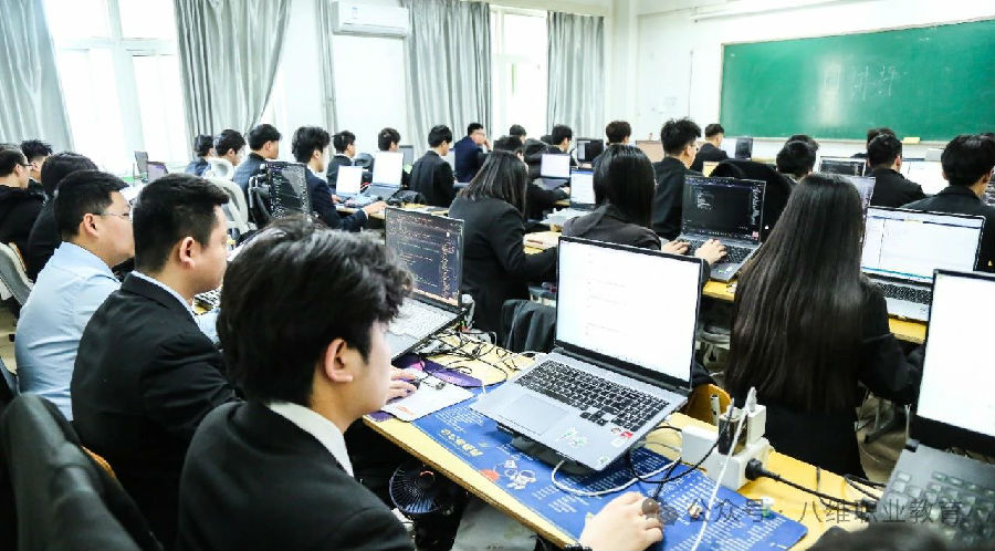 八维职业学校解锁未来职业新机遇引领人工智能教育新风尚