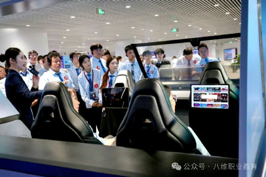 八维职业学?？粲胖示鸵敌氯懒炫芪蠢粗俺♂鄯逯?/></p><p>　　云计算是数字化的重要底座。云计算作为人工智能时代的关键基础技术，是人工智能深度赋能实体行业的必要基座，也是加快形成新质生产力，推动我国数字经济走向新发展阶段的重要助力。2024年，我国云计算市场规模达8288亿元，同比增长34.4%，保持较高增速，以云为基座的数智市场格局已经形成。随着量子计算、区块链、人工智能与云计算的融合革新，云计算的边界将进一步扩展，预计到2030年我国云计算市场规模将突破3万亿元。云计算与后端开发作为企业数字化转型的基础支撑，2025年下半年的需求依然旺盛。除了以上几个专业方向外，被称为空中“新基建”的低空经济，无论是政策统筹还是行业发展都展现出了广阔的发展潜力，被看作是下一个“万亿级蓝海”领域。元宇宙与数字内容被称为虚实融合的“造梦工厂”。文旅部推出元宇宙景区建设指南，抖音虚拟人直播带货GMV破百亿。虚实交互设计师、3D模型设计师缺口达80万，游戏电商建模需求暴增。还有大数据、物联网、新媒体直播......</p><p>　　很多人好奇，为什么有的人能找到好工作？有的人只能在家迷茫？关键点在于，是否了解时代，是否知道时代中就业的真相是什么！对于毕业生而言，2025年下半年是进入IT行业的黄金时机。无论选择哪个方向，持续学习和技能更新都是IT从业者的必修课。在这个技术飞速迭代的时代，只有保持敏锐的行业嗅觉和强大的学习能力，才能在职业发展道路上走得更远。对于大多数求职者来讲，我们也需要从几个方面来重构自己的竞争力：一是技能升级，二是赛道选择。</p><p style=