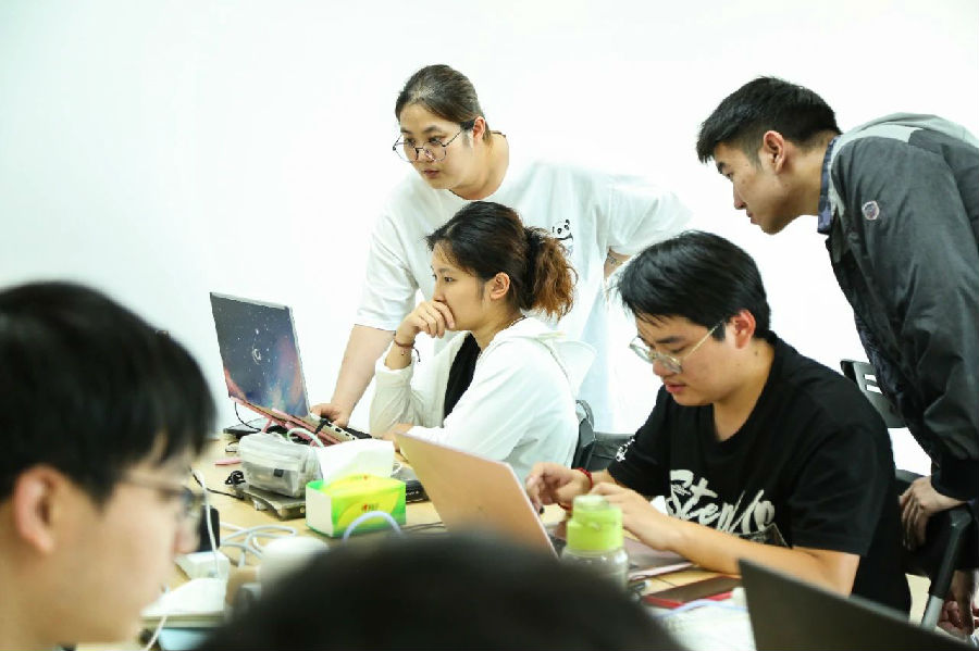 八维职业学?？舾咝＞鸵敌缕麓蛟熳吭街俺≈?/></p><p>　　就业数据的变化，总是藏着时代的密码。以前的社会觉得高学历就应该搞学术，搞科研，把高学历者框在“象牙塔”里，而现在大家慢慢明白，其实无论你什么学历，最终还是要看你解决问题的能力。随着AI大潮袭来，越来越多人发现，自己的工作被算法抢走。法律、财会、内容编辑、初级编程……越来越多被自动化技术所取代。在就业市场里，最缺的不是高学历人才，而是高技能人才！根据今年各地发布的《紧缺人才目录》可以发现，就业机遇集中在技术迭代快、政策支持强的领域。数字经济与信息技术、先进制造业与智能制造、生物医药与医疗健康、绿色经济与新能源等关键行业人才需求量最大。在各行业各领域数字化转型的当下，数字经济与信息技术行业人才需求激增，人工智能训练师、工业机器人系统运维员、半导体芯片制造工、建筑信息模型技术员、网络与信息安全管理员等是三大一线城市均提出的人才急需的职业（工种），体现出各地产业智能化、数字化、绿色化的发展趋势。在2025毕业季秋招高峰期，各大互联网企业、科技公司纷纷启动2025届校园招聘计划，其中算法工程师、数据分析师、云计算架构师等岗位的招聘规模较往年有明显提升。在“中国制造2025”战略推动下，新能源汽车、半导体、航空航天等高端制造领域面临严重的人才短缺。根据工信部最新预测，到2025年我国智能制造领域人才缺口将达3000万……于是，看清市场需求的年轻人为了抓住机遇，纷纷开始“逆向镀金”，很多大学生还没毕业便先通过“技能进修”抓住市场转型的机会实现逆袭！很多985、211毕业的本科生、研究生们纷纷涌入职业教育机构学习技术，提升职场竞争力。</p><p style=