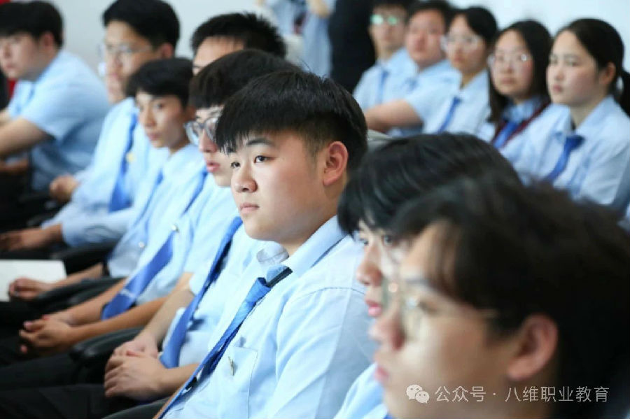 八维职业学?？舾咝＞鸵敌缕麓蛟熳吭街俺≈?/></p><p>　　实训阶段更有众多高含金量项目驱动教学，从技术到业务，从思维到落地，一站式帮学生提升项目构建与开发能力。更融入了架构设计过程、完善的工程体系、真大厂前端研发脚手架、前端监控平台全流程开发等，全面助力你从“职场小白”到高级前端工程师的蜕变。</p><p>　　大学生短期精英班作为八维职业学校的王牌产品之一，自创办以来始终秉持“短时高效、直通大厂”的培养理念，已帮助众多的专科生、双非本科生乃至研究生实现了曾经“遥不可及”的大厂梦?；队鞯丶唇弦档拇笱?，或已经就业想换赛道的莘莘学子们加入八维职业学校大学生短期精英班，一起奔赴美好未来！</p>														    <p>标签：
																														<span style=