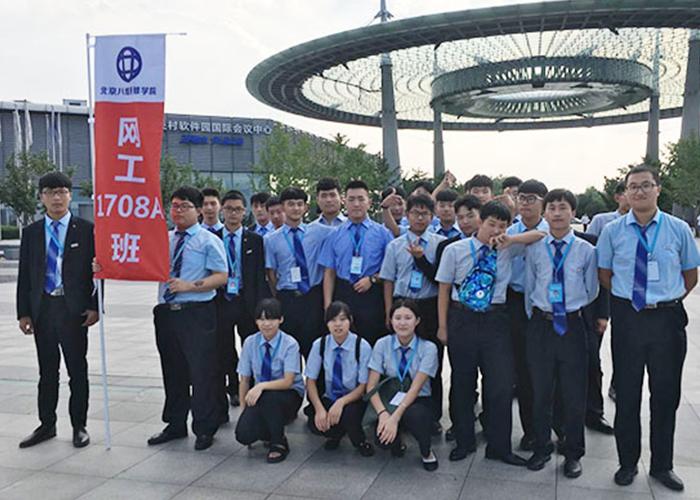 八维培训学校学子校园学习生活