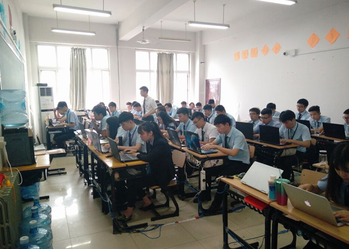 八维培训学校学子校园学习生活