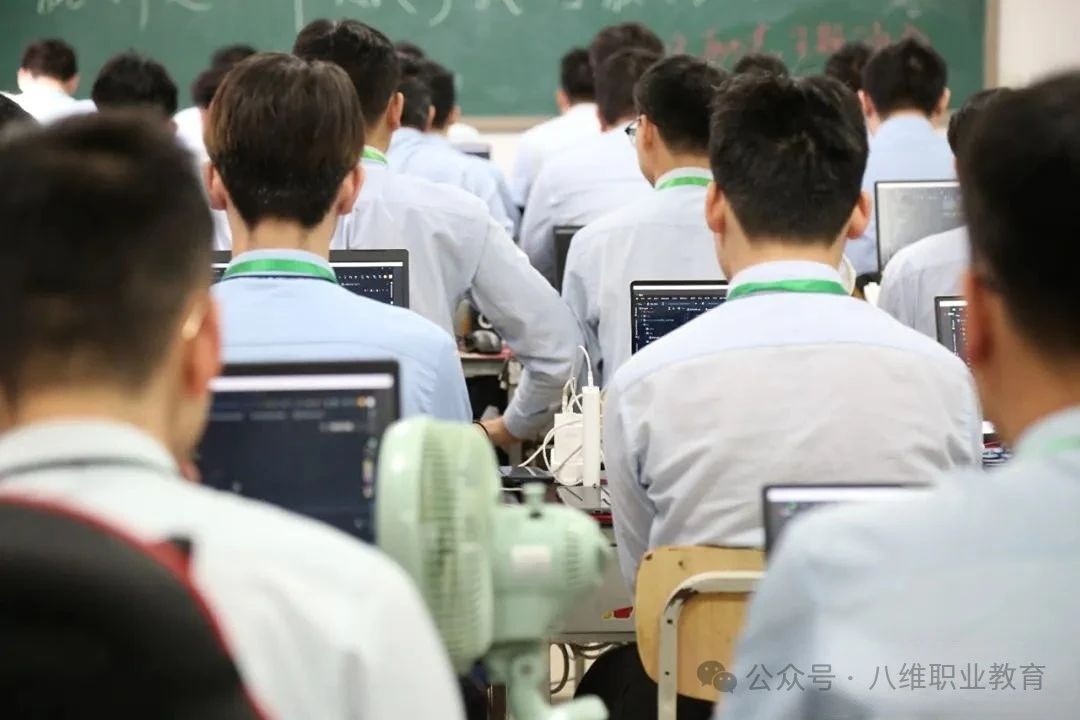 八维职业学校带你了解java开发工程师适合女生吗？
