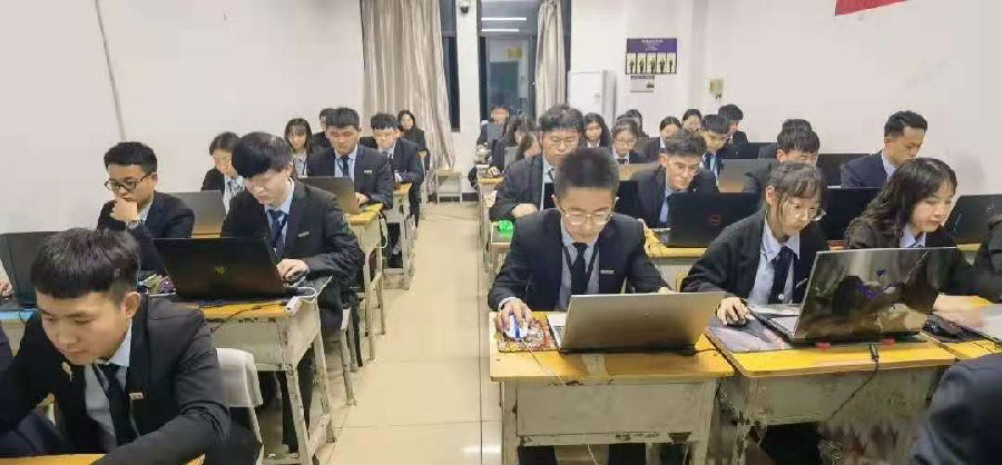 八维学校网络安全工程师：实战经验，守护数字世界的安全卫士！