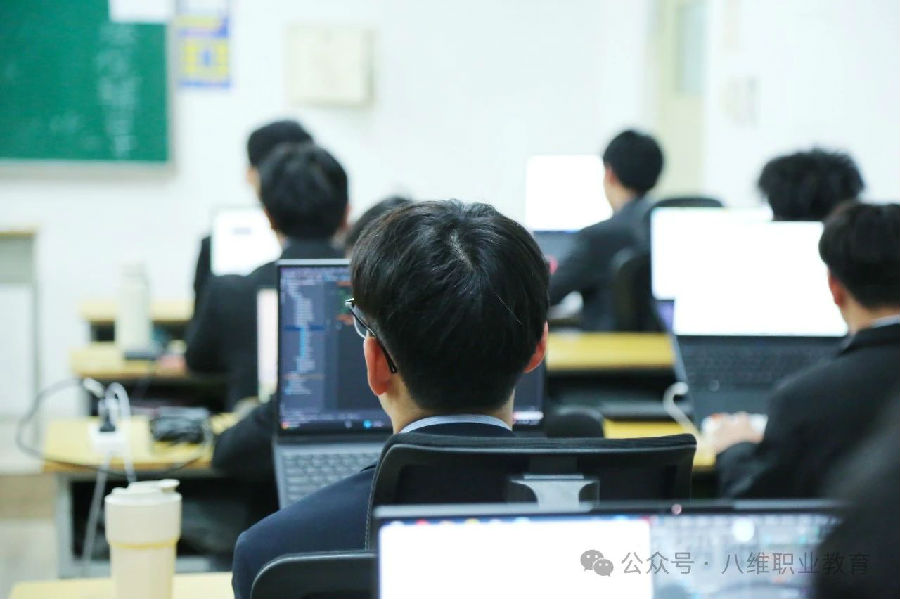 江苏宿迁八维教育：数字人才的智慧熔炉，铸就未来科技新辉煌！