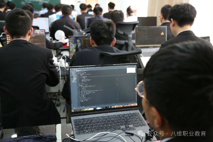 八维职业学校：点亮DeepSeek智慧之光，引领你迈向成功巅峰！