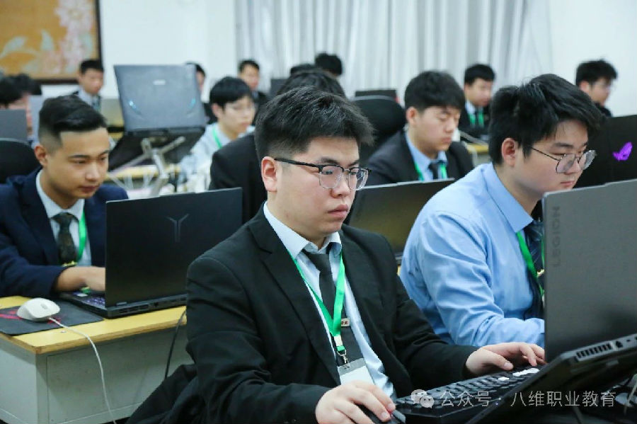 八维职业学校：云计算的巅峰之旅，开启数字新世界！
