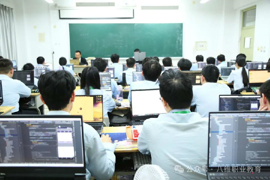 北京人工智能培训机构哪个口碑好？推荐八维职业学校的理由？