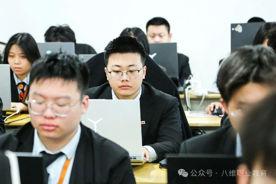  江苏宿迁八维学校：引领智慧未来，铸就未来AI人工智能精英摇篮！