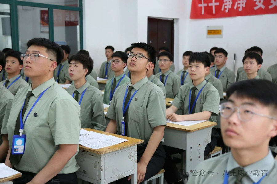 八维职业学校：解锁人工智能领域无限潜能，孕育未来科技精英！