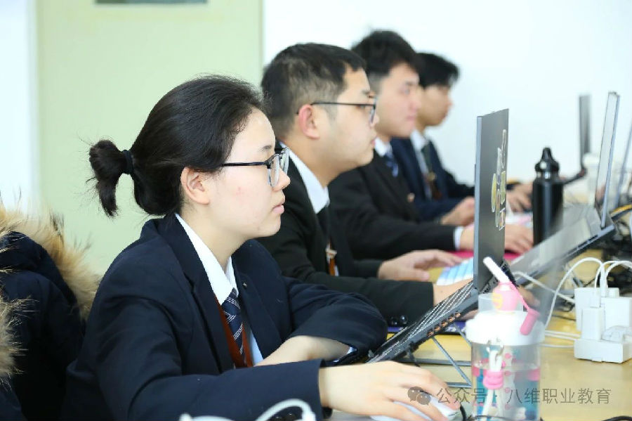 八维职业学校：解锁数字技术未来，铸就数字技术精英！