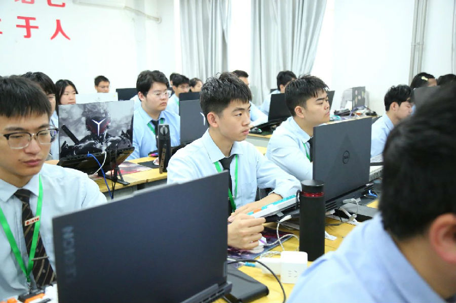 八维职业学校：人工智能领域的新星摇篮，铸就未来科技精英！