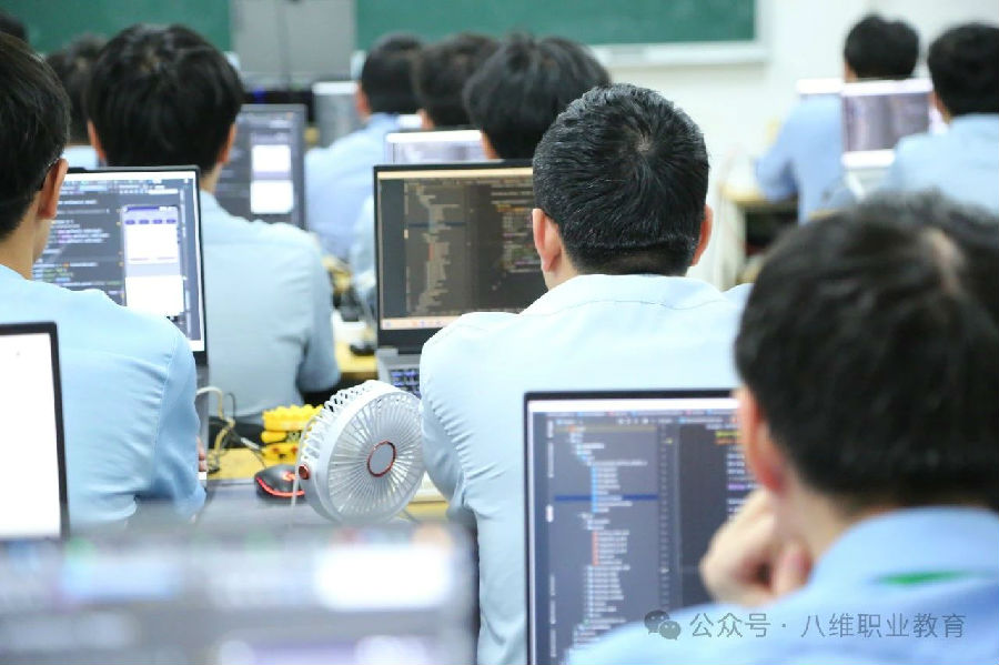 八维职业学校：引领科技潮流新风尚，赋能数字人才培养新时代！