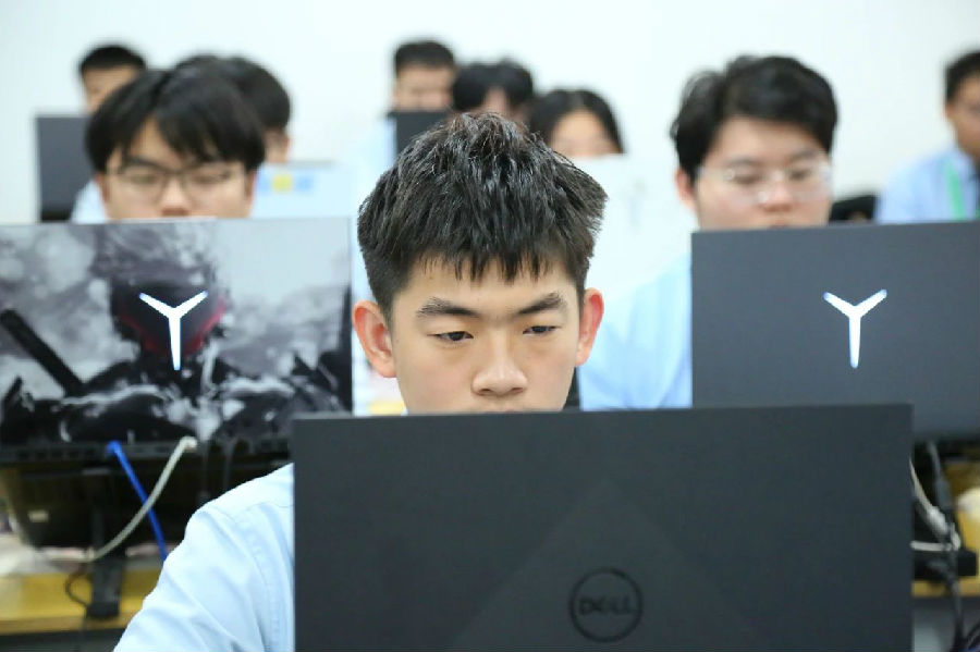 八维职业学校：铸就优质就业的金钥匙，开启未来职场新篇章！