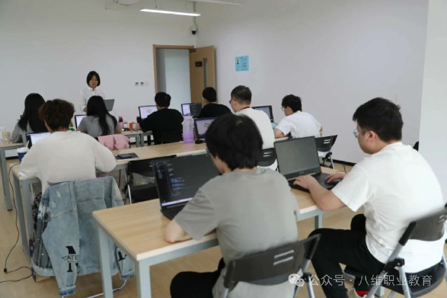八维职业学校：AI教育的先锋，塑造未来科技巨擘的摇篮！