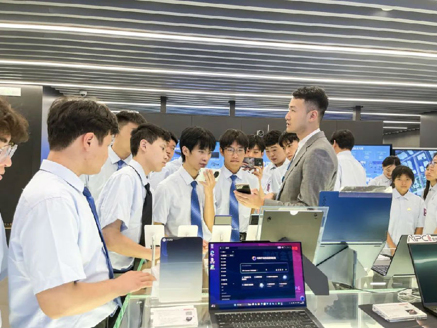 八维职业学校：解锁数字技术新领域，铸就未来IT精英的辉煌之路！