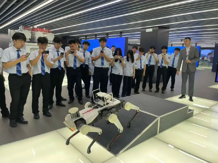 八维职业学校：解锁AI未来之门，扬帆起航智慧教育新篇章！